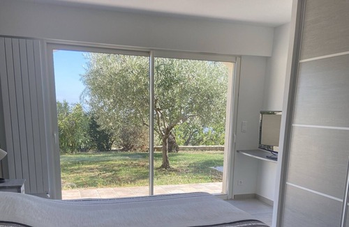 Gattieres Apartment | Ground floor apartment with sea and mountain views