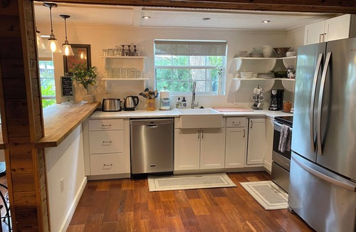 Sanford House | Historic Downtown Sanford Sunshine Cottage with Tree Top Suite!