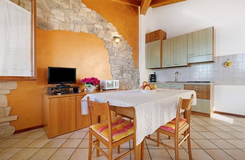 Gardola Apartment | Holiday Apartment 'Rustico Spagnol 2' with Lake View, Pool & Wi-Fi