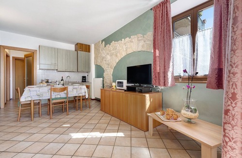Gardola Apartment | Holiday Apartment 'Rustico Spagnol 3' with Lake View, Pool & Wi-Fi