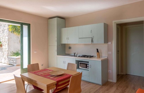 Tremosine Apartment | Holiday apartment with lake view and hot tub