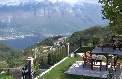 Tremosine Apartment | Holiday apartment with lake view and hot tub