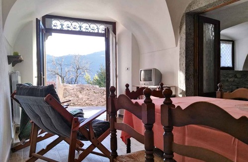 Vesio Apartment | Holiday apartment with lawn for sunbathing