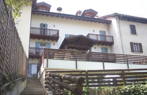 Locca Apartment | Holiday apartment with balcony and mountain view