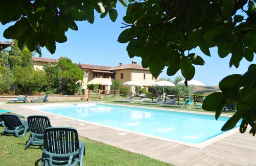 Asciano Apartment | Holiday flat with pool and valley view