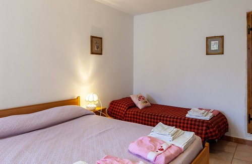 Casola in Lunigiana House | Holiday Home 'The Dormouse - Il Ghiro' with Private Pool and Wi-Fi