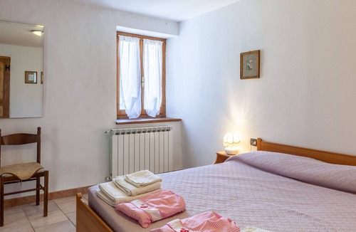 Casola in Lunigiana House | Holiday Home 'The Dormouse - Il Ghiro' with Private Pool and Wi-Fi