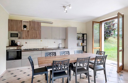 Torri del Benaco House | Holiday Home 'Alessandra' with Mountain View, Wi-Fi and Air Conditioning