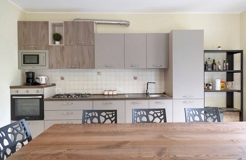 Torri del Benaco House | Holiday Home 'Alessandra' with Mountain View, Wi-Fi and Air Conditioning