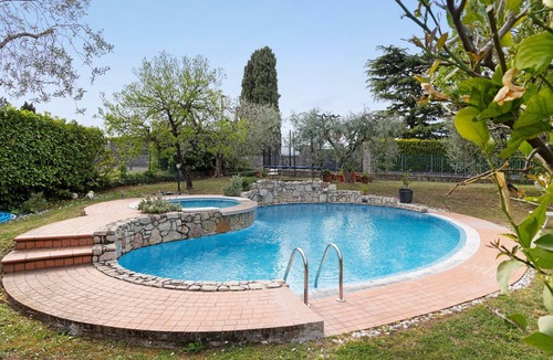 Torri del Benaco House | Holiday Home 'Alessandra' with Mountain View, Wi-Fi and Air Conditioning