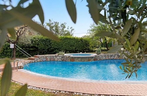 Torri del Benaco House | Holiday Home 'Alessandra' with Mountain View, Wi-Fi and Air Conditioning