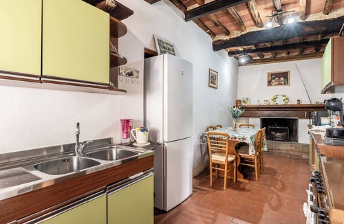Macchino House | Holiday Home 'Antico Casale Toscano Sulla Collina' with Mountain View, Pool & Wi-Fi