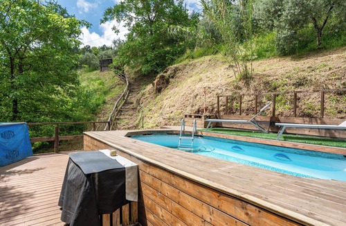 Macchino House | Holiday Home 'Antico Casale Toscano Sulla Collina' with Mountain View, Pool & Wi-Fi