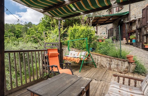 Macchino House | Holiday Home 'Antico Casale Toscano Sulla Collina' with Mountain View, Pool & Wi-Fi
