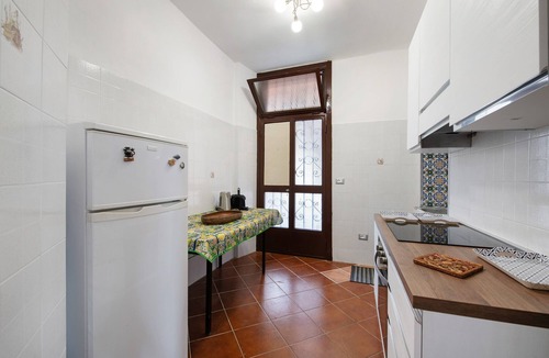 Manerba del Garda House | Holiday Home 'Casa Bellini' with Private Garden, Wi-Fi and Air Conditioning
