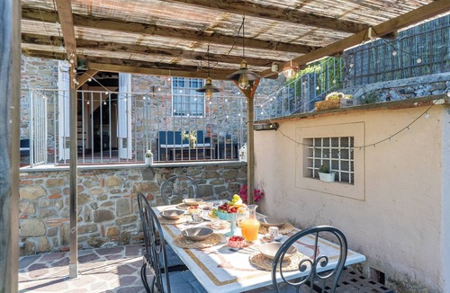 Villabuona House | Holiday Home 'Casa Di Laino' with Private Terrace, Wi-Fi and Air Conditioning