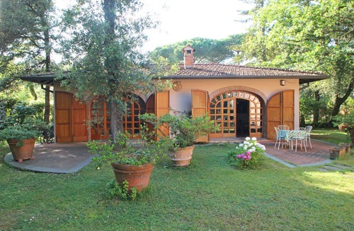 Ronchi House | Holiday Home for 5 People, Garden, 500m till Sea, A/C, WIFI, near Forte dei Marmi