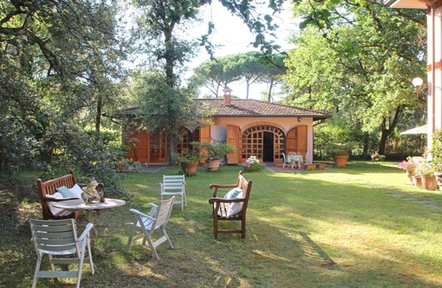 Ronchi House | Holiday Home for 5 People, Garden, 500m till Sea, A/C, WIFI, near Forte dei Marmi
