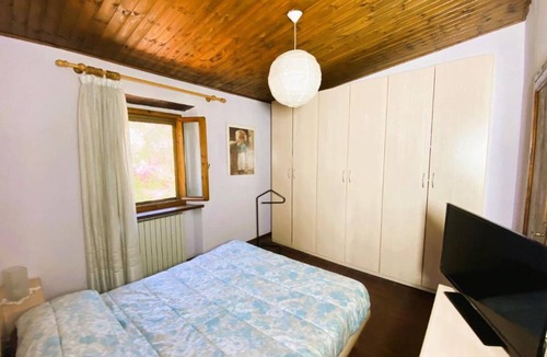 Borgo a Mozzano House | Holiday Home 'La Casa del Mike' with Private Terrace and Private Garden