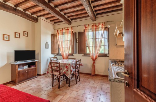 Montecarlo House | Holiday Home 'Rosa Rossa' with Shared Pool, Wi-Fi and Air Conditioning