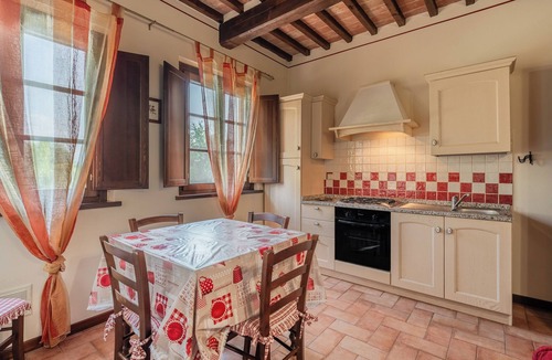 Montecarlo House | Holiday Home 'Rosa Rossa' with Shared Pool, Wi-Fi and Air Conditioning