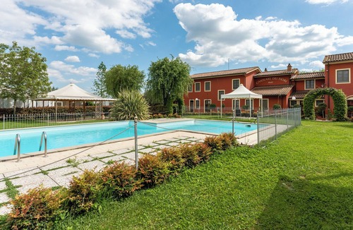 Montecarlo House | Holiday Home 'Rosa Rossa' with Shared Pool, Wi-Fi and Air Conditioning