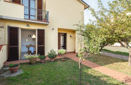 Cascina House | Holiday Home 'Villetta Grazia' with Private Terrace and Private Garden
