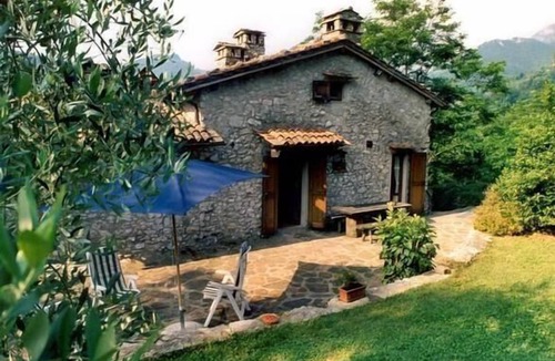 Vergemoli House | Holiday house 'Huts 1' with water view