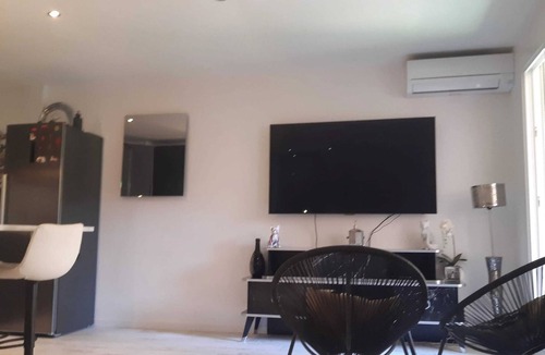 Sainte-Maxime City Centre Apartment | Homerez - Studio in Sainte-Maxime