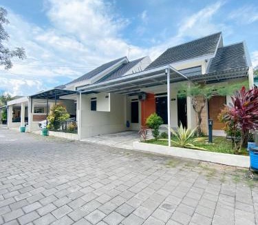 Mertoyudan House | Homestay Griya Manggisan