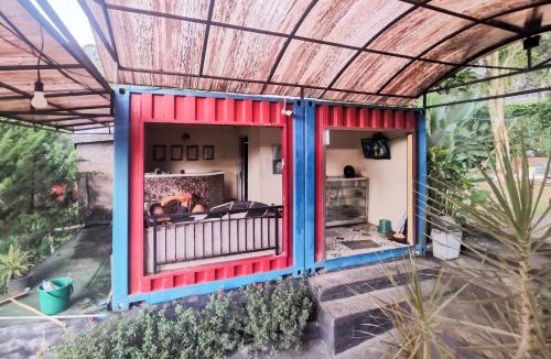 Megamendung Hotel | Hotel Container Inn Puncak Mitra RedDoorz