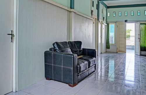 Karawang Hotel | Hotel O Home Stay Elis Cateliya Syariah