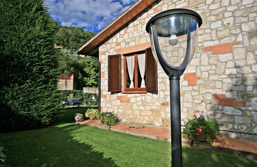 Radicondoli House | House 7 mins walk to center w/private pool