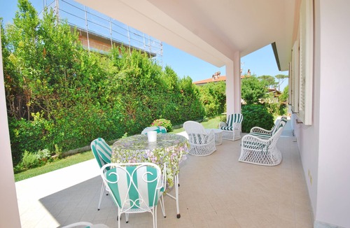 Marina di Pietrasanta Villa | House /Villa - PietrasantaHouse with garden