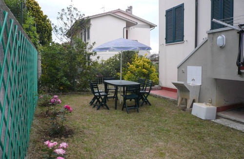 Castiglioncello Apartment | House with garden, close to the beach