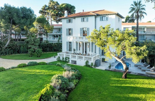 Cap-d'Antibes Villa | Iconic “Villa Illette” on the Cap d’Antibes, directly facing Plage du Ponteil
