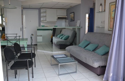 Juan-les-Pins Apartment | INOUBLIABLE ! 2 p SEAFRONT, 50m2 TERRACE Private parking, air-conditioning;