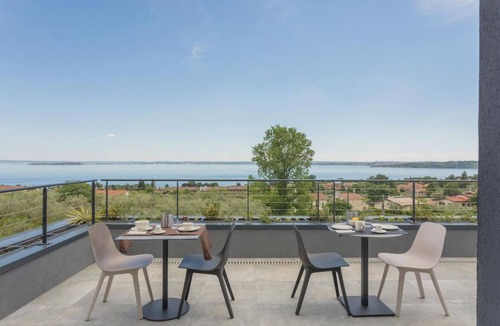 Moniga del Garda House | Insula Felix - Deluxe Double or Twin Room with Lake View