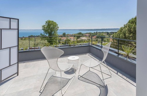 Moniga del Garda House | Insula Felix - Deluxe Double or Twin Room with Lake View