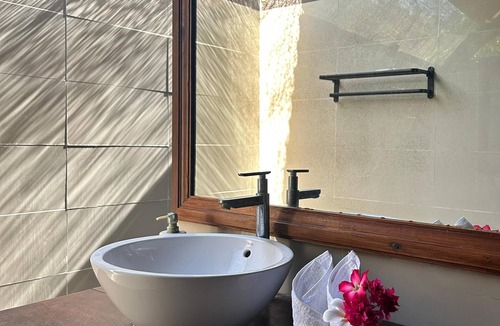 Mushroom Bay Hotel | Island Cabanas