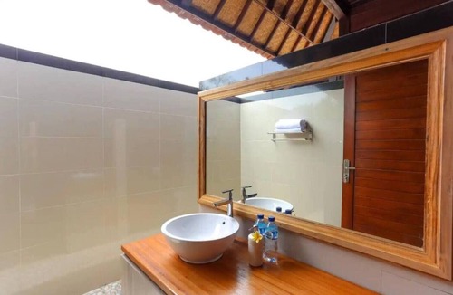 Mushroom Bay Hotel | Island Cabanas King bednn