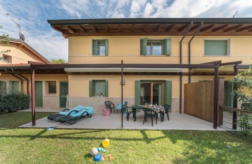 Lignano Sabbiadoro Villa | Spacious vacation house with garden