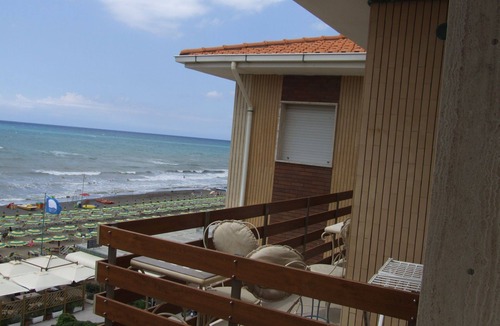 Marina di Castagneto Carducci Apartment | Cosy apartment for 4 guests with WIFI, A/C, patio and panoramic view
