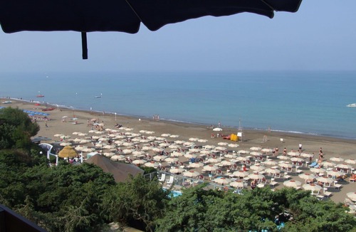 Marina di Castagneto Carducci Apartment | Cosy apartment for 4 people with A/C, WIFI, TV, balcony and panoramic view