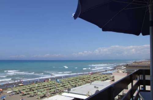 Marina di Castagneto Carducci Apartment | Cosy apartment for 4 people with A/C, WIFI, TV, balcony and panoramic view