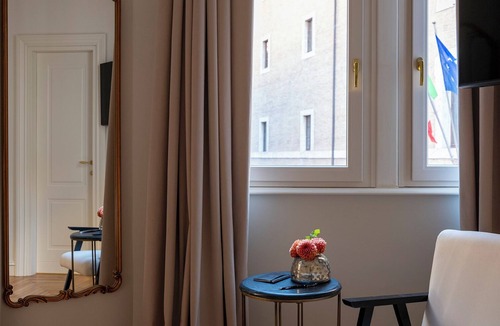 Rione III Colonna Apartment | Iustitia - Apartment with Frescoes