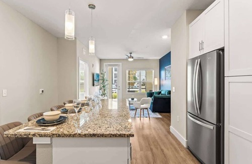 Southeast Orlando Apartment | King Apt |Pets allowed |15 min to Parks |Amenities