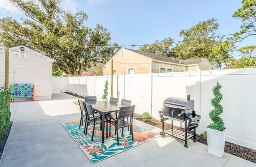 Colonialtown North House | King bd/Charming 2 story cottage w/Private Yard