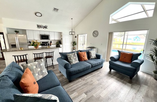 Buena Ventura Lakes House | King Bed and waterfront pool