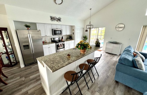Buena Ventura Lakes House | King Bed and waterfront pool